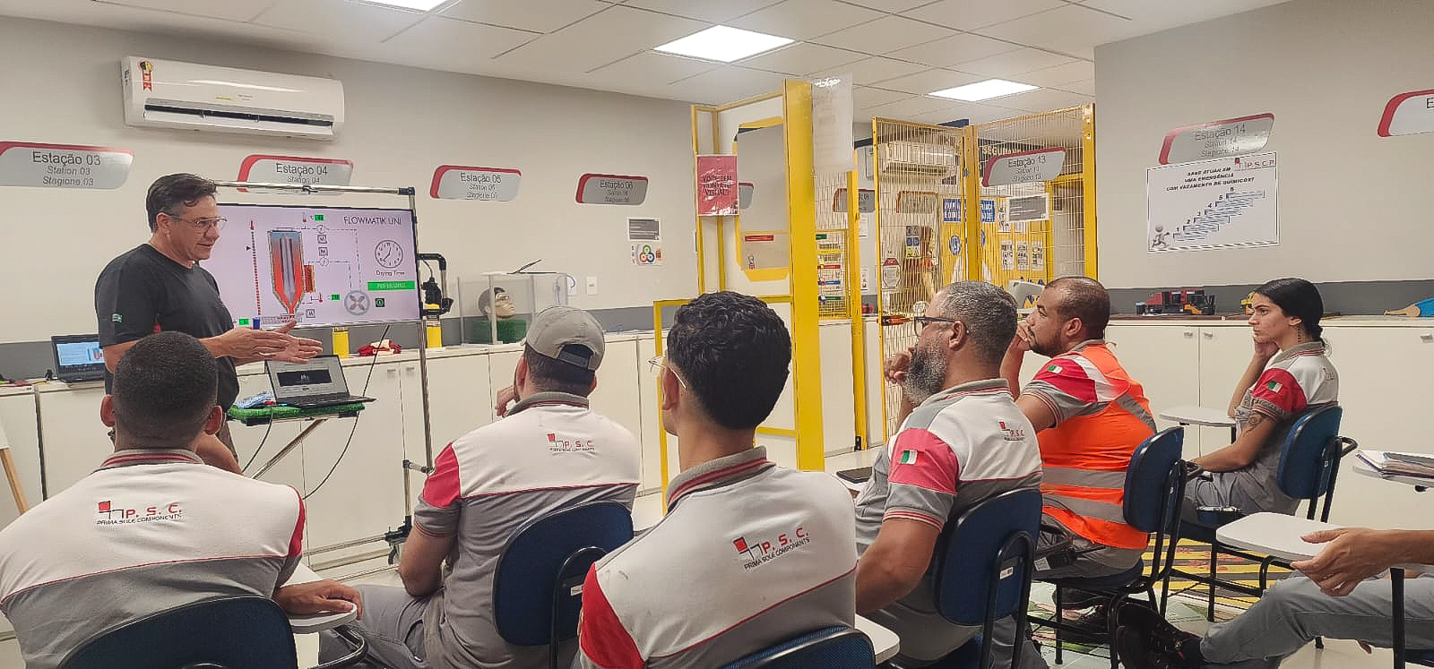 Treinamento em sala com demonstração de processo