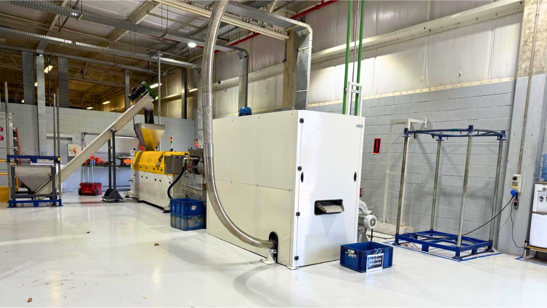 Linha de reciclagem em operação dentro da planta industrial
