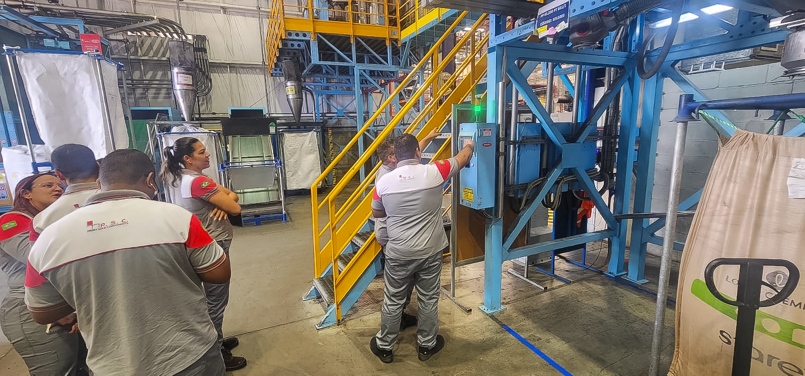 Treinamento prático em equipamento industrial